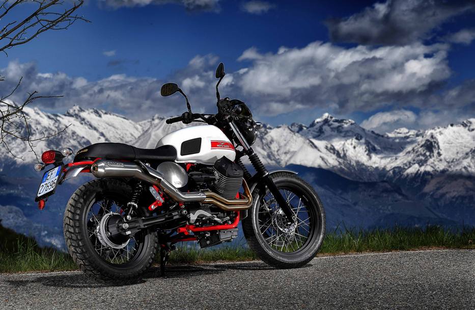 La Moto Guzzi Stornello sfoggia uno scarico alto Arrow e ruote tassellate